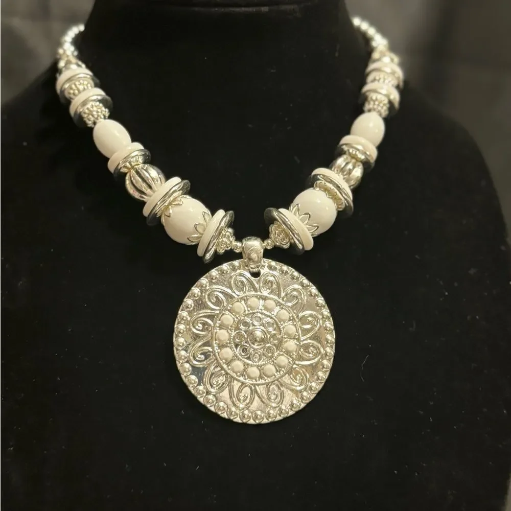 LIVE SHOW NECKLACE - Picture 13 of 14